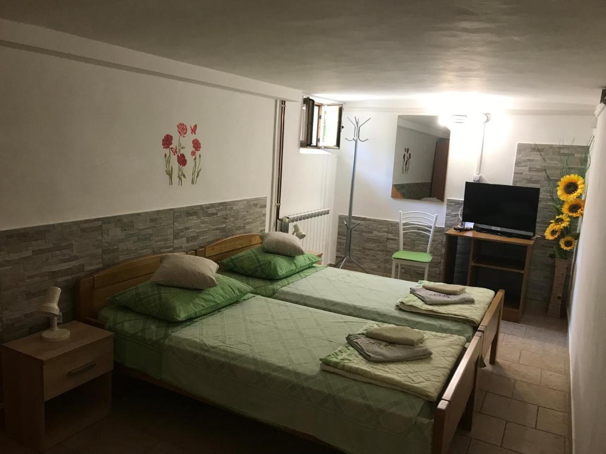 Apartmani Luiza Cres Zewnętrze zdjęcie